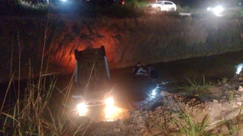 Motorista perde o controle de carro e cai em valeta em Sinop