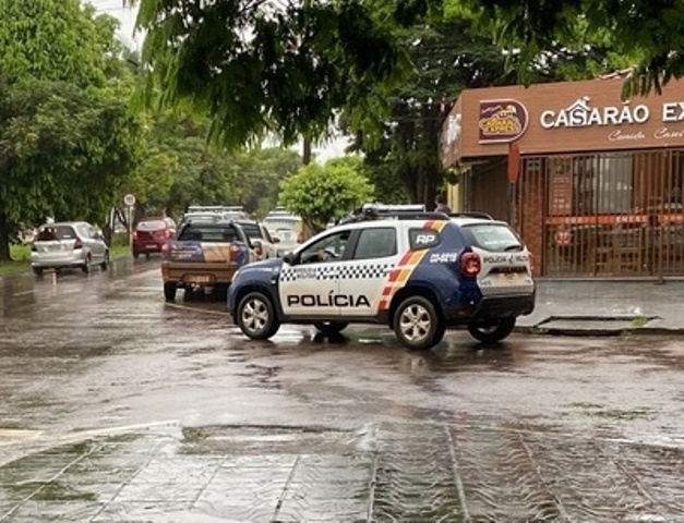 PM apreende em flagrante adolescente e jovem praticando roubo em lan house