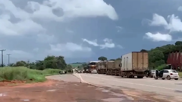 Carreta carregada com combustível tomba e interdita BR-163 entre Sinop e Sorriso