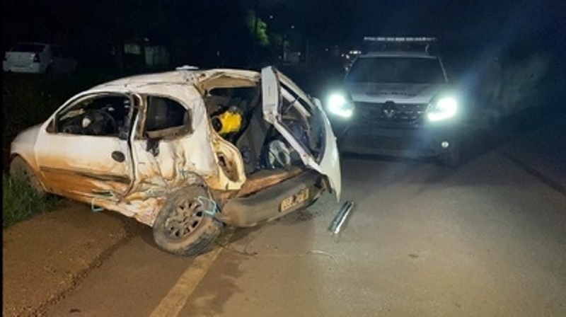 Carro roda na pista e depois atingido por caminhão de lixo na MT-140