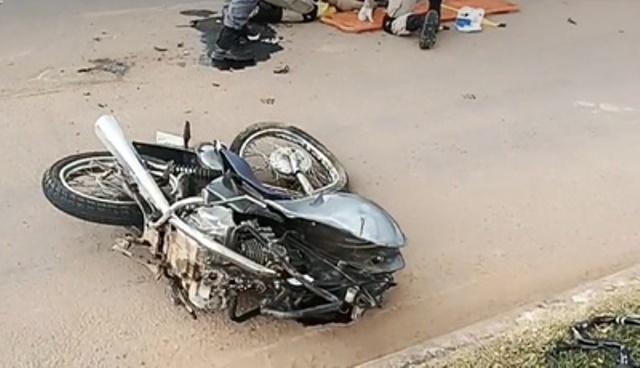 Homem é socorrido em estado grave após bater moto em caminhão