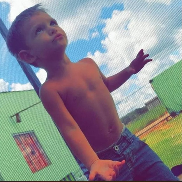 Adolescente suspeita de matar a facadas enteado de 4 anos é solta em MT