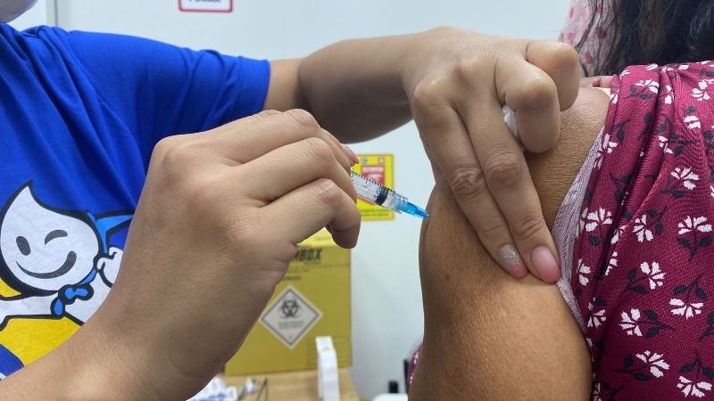 Vacina bivalente contra a Covid-19 está disponível para idosos e outros grupos nas unidades de saúde
