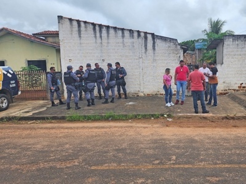 Homem fere companheiro de quitinete, avança contra policiais, é alvejado e morto em Juara