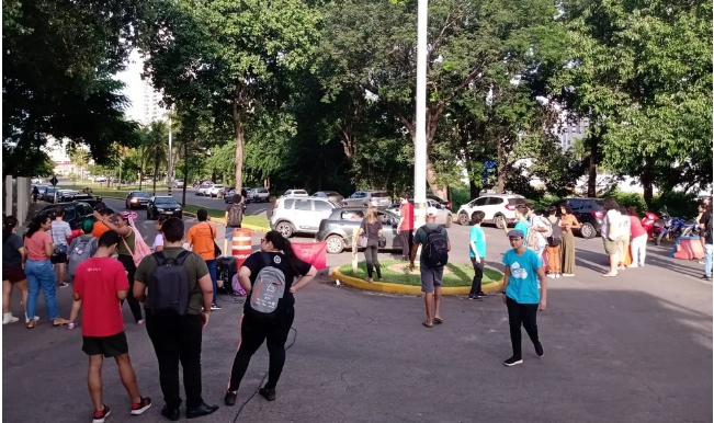 Estudantes da UFMT protestam contra corte de bolsas