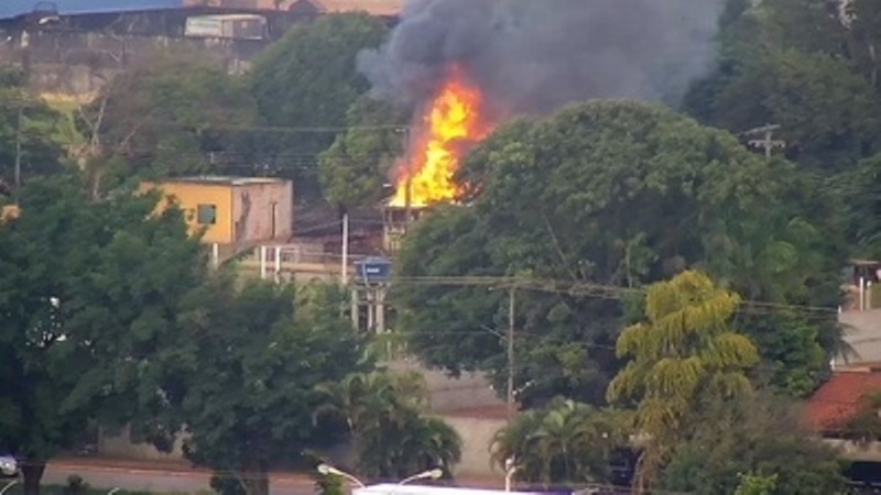Incêndio destrói casa no Setor Industrial