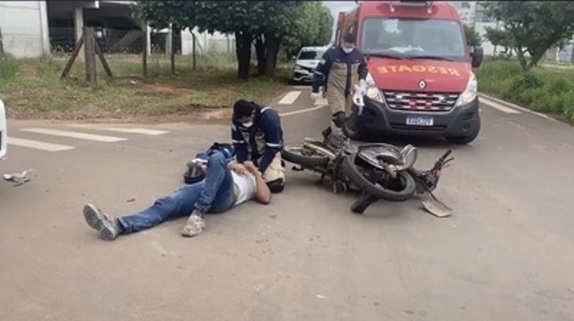 Motoqueiro fica ferido em colisão com carro