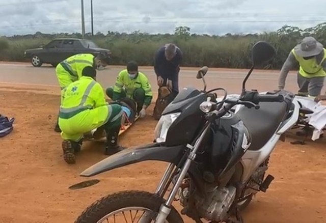Motoqueiro bate na traseira de carro que saia da BR-163 em Sinop