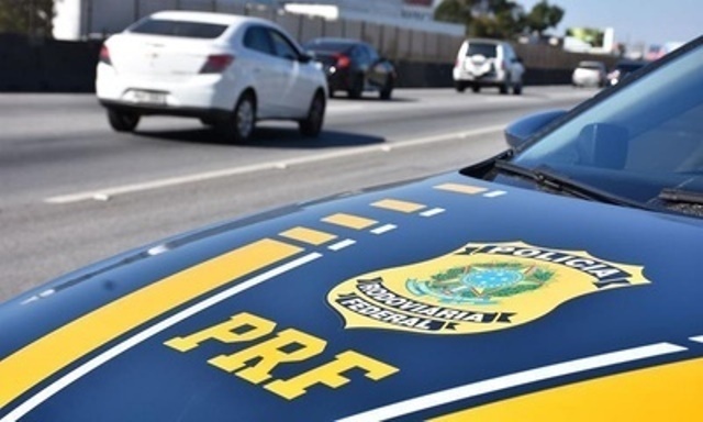 Motorista de carro dorme no volante e bate em carreta na BR-163 em Sinop