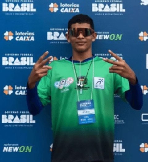 Bolt mato-grossense tem 16 anos e corre descalço por não achar sapatilha 47