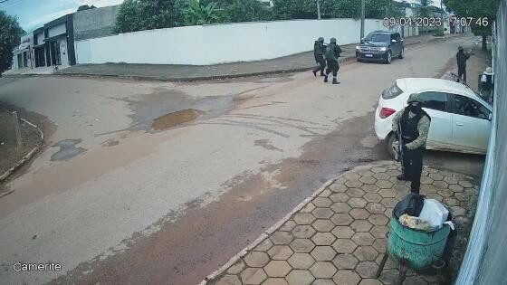 Criminosos armados com fuzis invadem base da PM e queimam carros e carreta