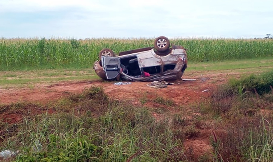 Motorista dorme ao volante e carro capota com 3 crianças em rodovia