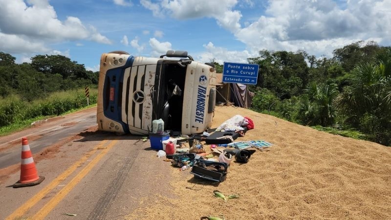 Carreta tomba após passar por ponte e pneu estourar em Sinop