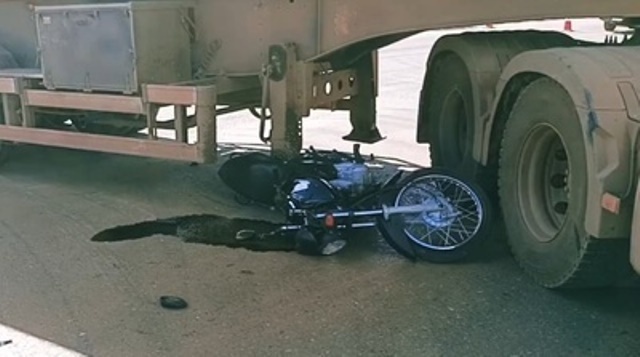 Motociclista e passageiro ficam feridos em acidente na lateral da BR-163