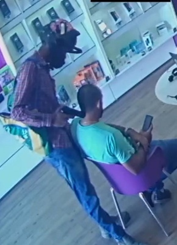 Bandido domina cliente e funcionários e rouba celulares