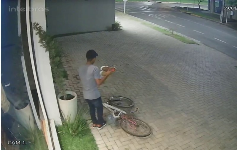 Jovem arromba vitrine de loja e furta peças de grife em Sinop