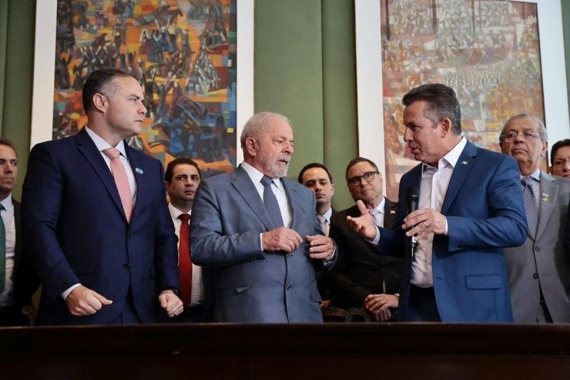 Ao lado de Lula, Mendes assume gestão da BR-163 e enaltece apoio da União