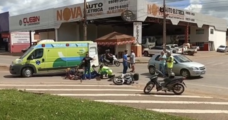 Homem fica ferido em colisão de moto e carro