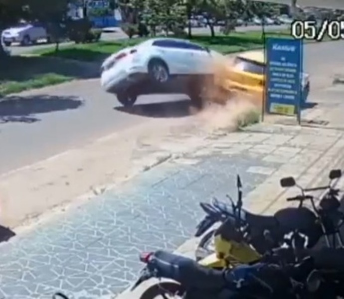 Mulher gestante perde o controle de carro, bate em outro e capota