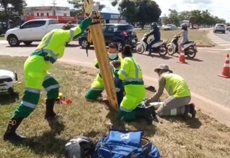 Motociclista bate na traseira de carro e fica ferido
