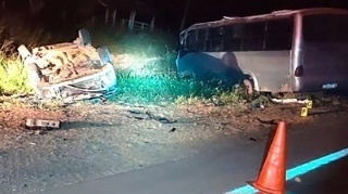 Homem morre em colisão entre carro e micro-ônibus na BR-163