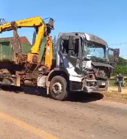 Carreta e caminhão se envolvem em acidente na BR-163 em Sinop