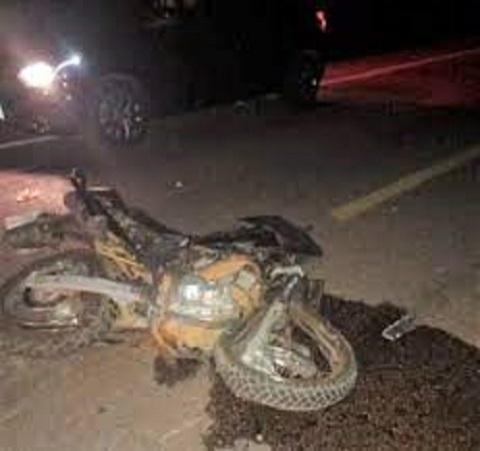 Homem morre em colisão frontal entre moto e caminhão