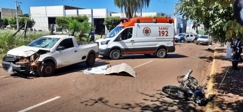 Mulher morre em colisão entre moto e pick-up