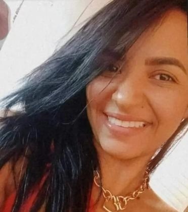 Mulher morre ao colidir moto em boi