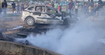 Carro invade praça e atinge playground em Sinop