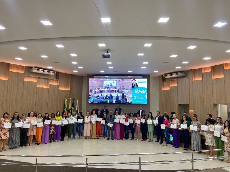 Escolas municipais premiadas em avaliação estadual recebem moção de aplausos de vereadores