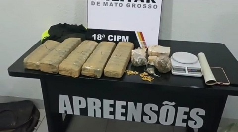 Dupla é presa pela PM com tabletes e porções de drogas