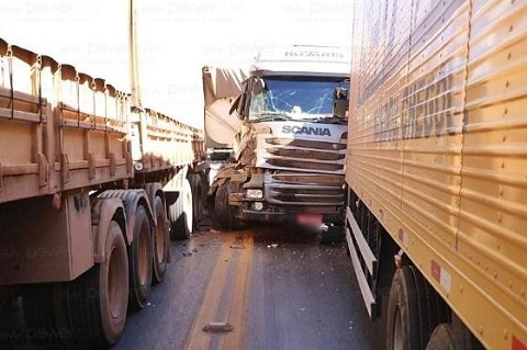 Veículos de carga e carro se envolvem em acidente na BR-163