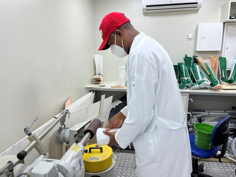 Carreta oficina ortopédica entrega órteses, próteses e cadeiras de rodas em Sinop