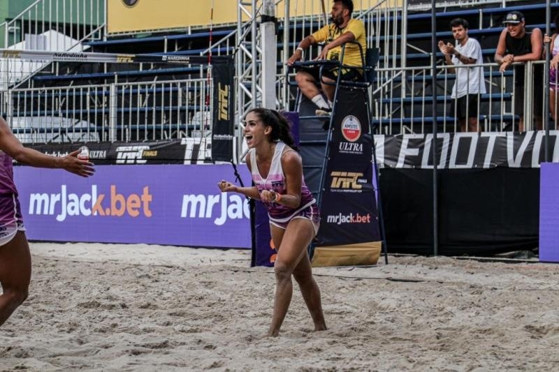 Izabela Dias representa Mato Grosso no principal torneio de futevôlei do mundo