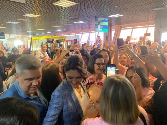 Michelle Bolsonaro chega em Cuiabá e tem recepção calorosa