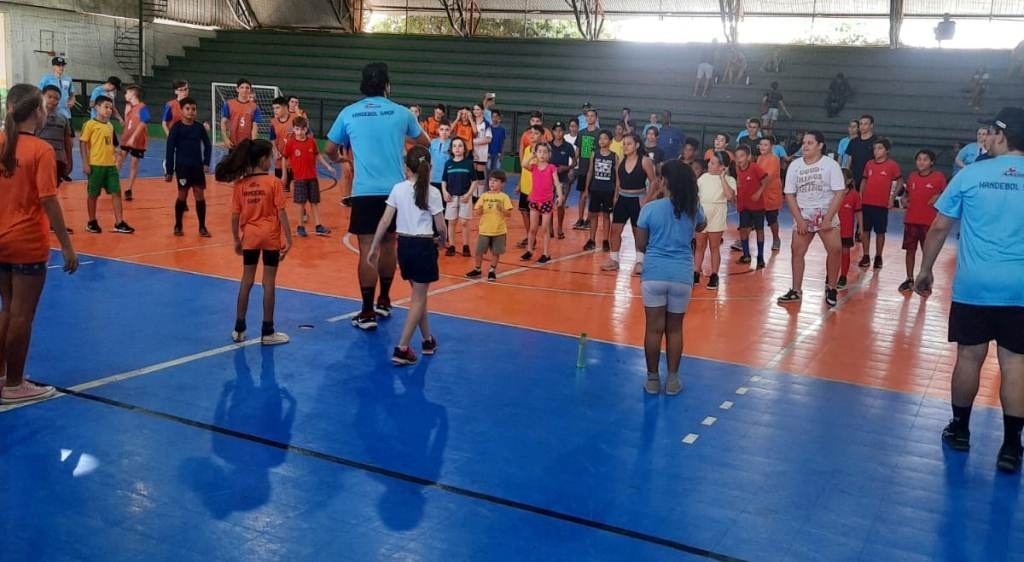 Com descontração, atletas preparam a futura geração do Handebol de Sinop
