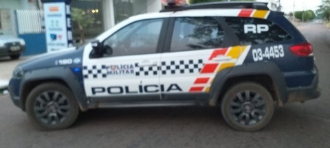 PM prende homem que agrediu mulher com fio de carregador