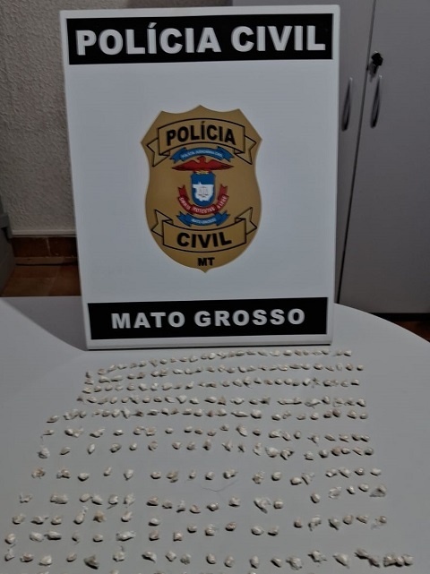 Polícia Civil apreende quase 300 papelotes de pasta base em residência de traficante