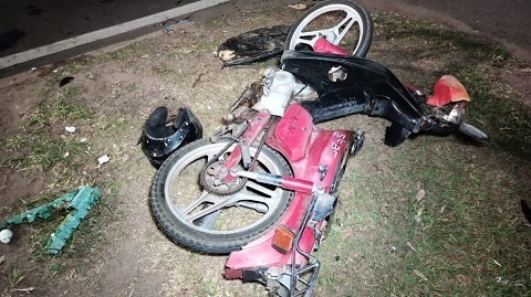 Moto corta preferencial e acaba atingida por carro em Sinop