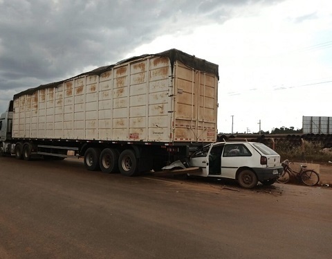 Homem sofre ferimento no rosto após colidir carro contra traseira de carreta em Sinop