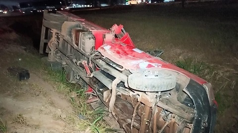 Sinop: Caminhonete colide em carro e cai em ''valetão''