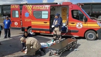 Sinop: Mulher fica gravemente ferida em acidente entre moto e carreta