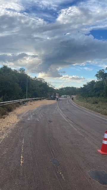Carreta tomba em curva na MT-140 entre Sinop e Santa Carmem
