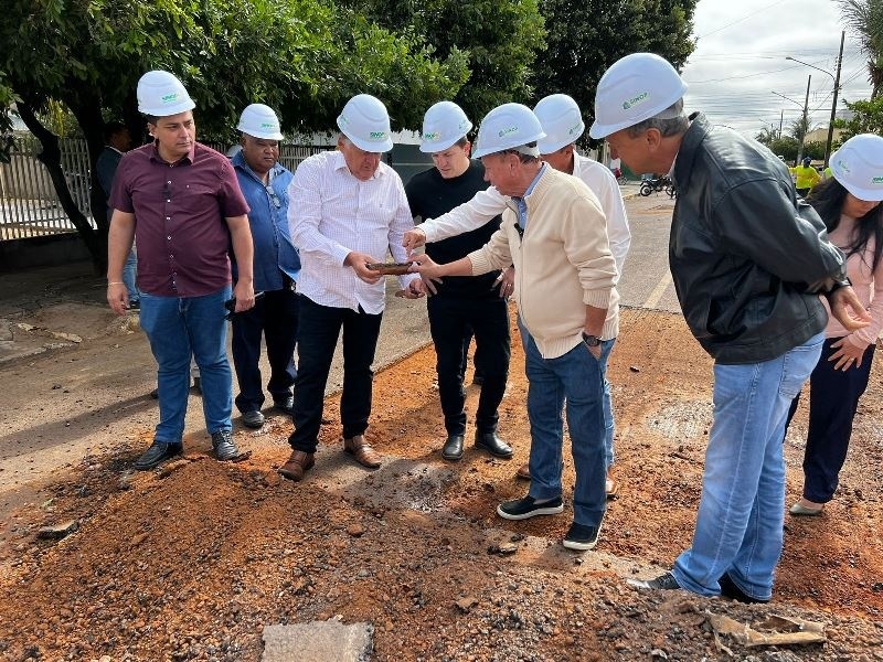 Prefeito assina ordem de serviço e autoriza início imediato da recuperação asfáltica em 20 bairros de Sinop