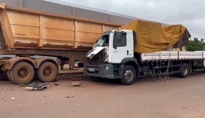 Motorista perde controle da direção e colide caminhão em carreta estacionada