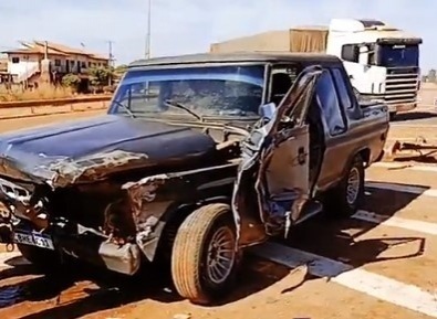 Carreta e caminhonete se envolvem em colisão na BR-163 em Sinop