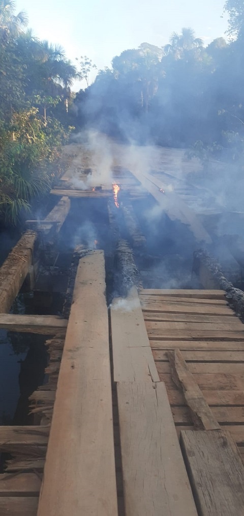Ponte fica destruída após ser atingida por incêndio