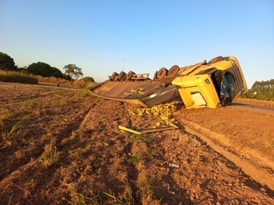 Carreta carregada com cerveja tomba na BR-163 em Sinop