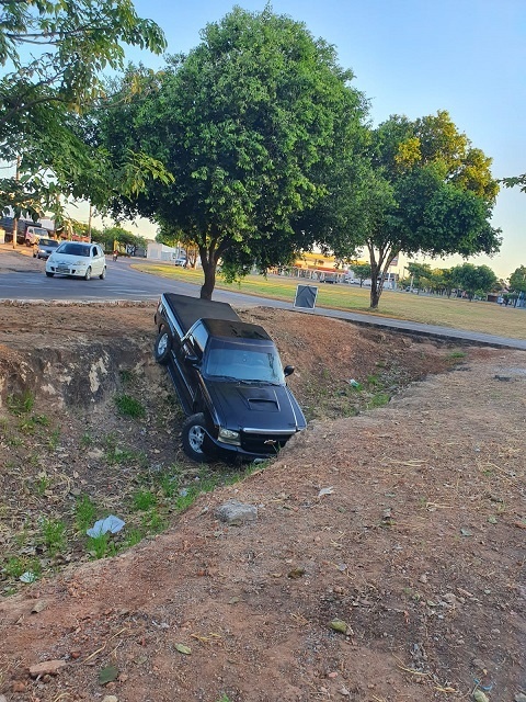 Caminhonete cai em ‘‘valetão’’ após motorista perder controle da direção